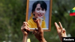 ထိုင္းႏိုင္ငံ ဘန္ေကာက္ၿမိဳ႕ရွိ ထိုင္းေရာက္ ျမန္မာႏိုင္ငံသားေတြ စစ္အာဏာရွင္ ဆႏၵျပပဲြအတြင္း ကိုင္ေဆာင္ထားတဲ့ ေဒၚေအာင္ဆန္းစုၾကည္ရဲ႕ ဓာတ္ပံု။ (ေဖေဖာ္ဝါရီ ၂၂၊ ၂၀၂၁)