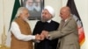 رئیس جمهوری افغانستان، نخست وزیر هند، و رئیس جمهوری ایران پس از امضای توافقنامه توسعه چابهار دستان یکدیگر را فشردند.
