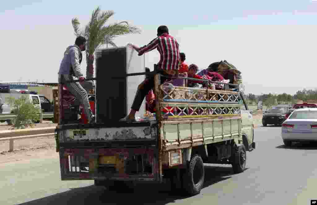 Warga sipil yang melarikan diri dari kota asal mereka Ramadi, Irak, mengendarai truk di kota Habaniyah, 80 kilometer sebelah Barat Baghdad.&nbsp;