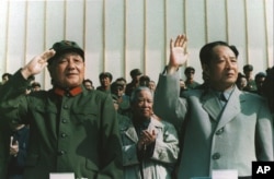 1981年9月，中国军委主席邓小平身穿军装和中共总书记胡耀邦一起检阅部队。
