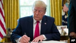 Tổng thống Donald Trump ký lệnh gia tăng trừng phạt đối với Iran tại Phòng Bầu dục, Tòa Bạch Ốc ngày 24/6/2019.