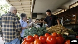 Rau quả tươi bán trong chợ của nông gia ở Santa Fe, bang California