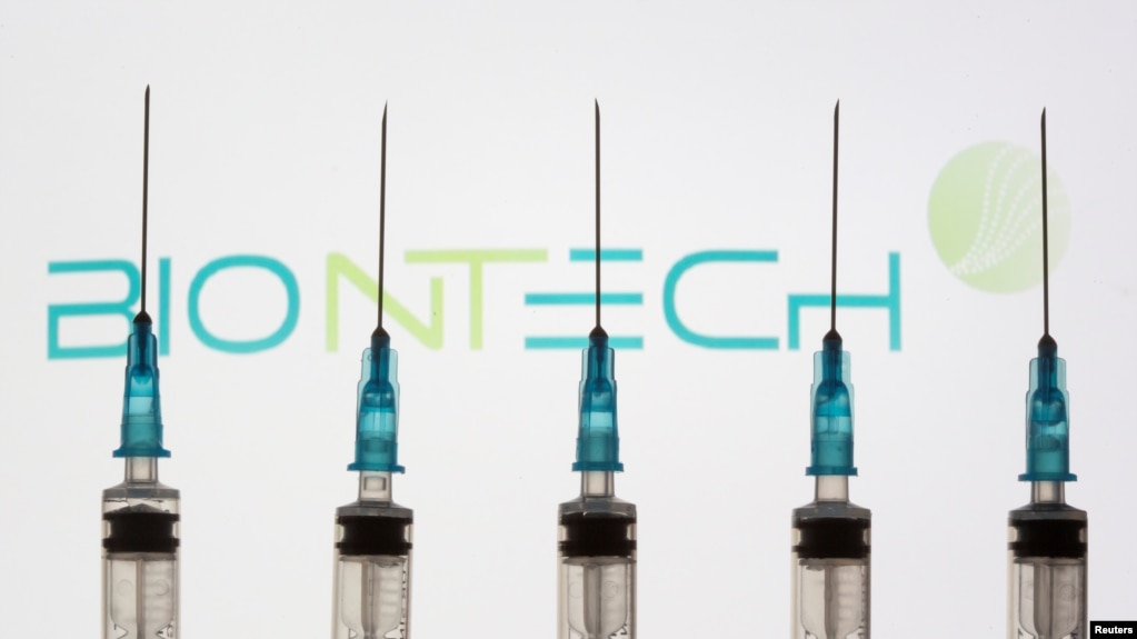 注射器与Biontech公司徽标。（路透社2020年11月10日照片）(photo:VOA)