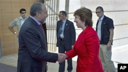 Israel's foreign minister Avigdor Lieberman (L) welcomes European Union's foreign policy chief Catherine Ashton prior their meeting at the foreign ministry in Jerusalem, September 14, 2011