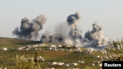 Asap membubung akibat serangan udara di Atimah, provinsi Idlib, Suriah (8/3).