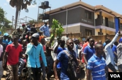 Presidential candidate Kizza Besigye was flanked by supporters as he made his way through the suburb of Ntinda, Uganda, Feb. 16, 2016. (Photo: Lizabeth Paulat for VOA)