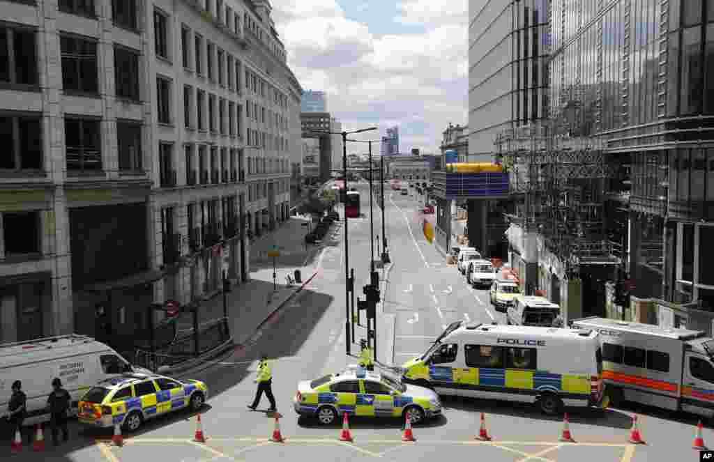 Camionetas y autos de la Policía bloquean una calle que da acceso a la zona del Puente de Londres. Domingo, 4 de Junio de 2017.