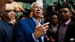 Mantan Perdana Menteri Malaysia Najib Razak memberikan keterangan kepada media setelah meninggalkan kantor Komisi Anti Korupsi Malaysia (MACC) di Putrajaya, Malaysia, 22 Mei 2018. 