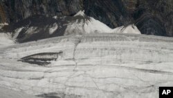 圖為中國雲南省玉龍雪山的白水1號冰川。由於氣候變化，該冰川是世界上融化速度最快的冰川之一。（2018年9月22日）
