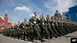 Tentara Rusia berbaris dalam Parade Kemenangan yang menandai 70 tahun kekalahan Nazi dalam Perang Dunia II di Lapangan Merah di Moskow (9/5). (AP/Alexander Zemlianichenko)