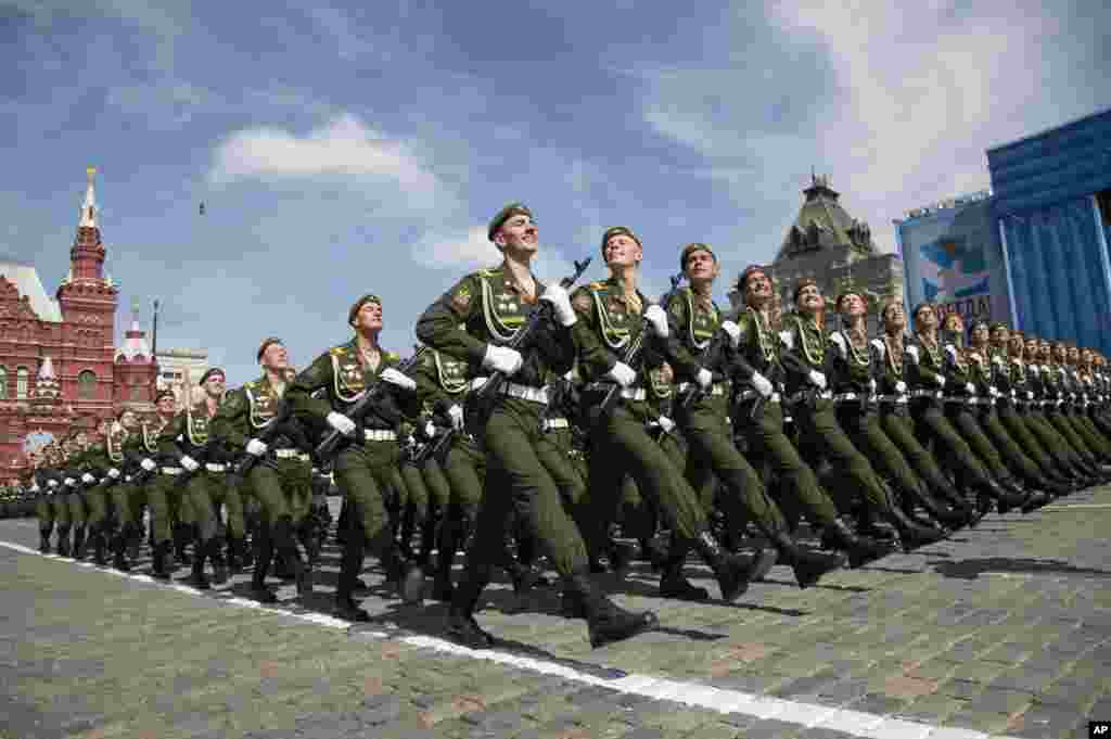 رسم گذشت سربازان روسی در میدان سرخ مسکو به مناسبت ۷۰ مین سالروز شکست آلمان نازی در جنگ جهانی دوم