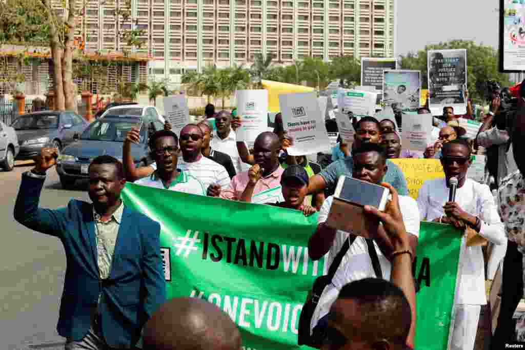 تظاهرات مردم نیجریه در آبوجا، پایتخت این کشور، علیه محمدو بوهاری، رئیس جمهور نیجریه.