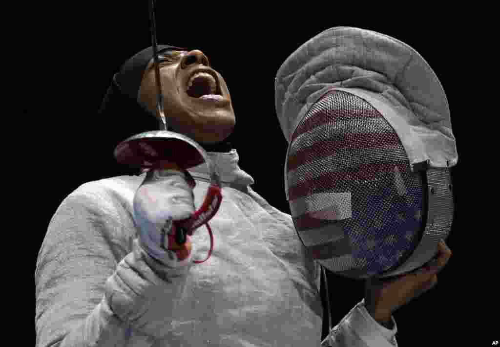 ابتهاج محمد شمشیر زن امریکایی در حال خوشی بعد از گرفتن یک امتیاز از حریف روسی اش در رقابت های المپیک تابستانی ریو دو زانیرو.