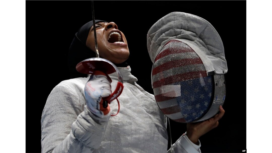 Atlet anggar AS Ibtihaj Muhammad saat bertanding melawan Rusia di babak semifinal Olympiade Rio de Janeiro 2016.