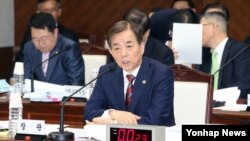 7일 한민구 한국 국방 장관이 서울 국방부에서 열린 국회 국정감사에서 의원들의 질의에 답하고 있다.