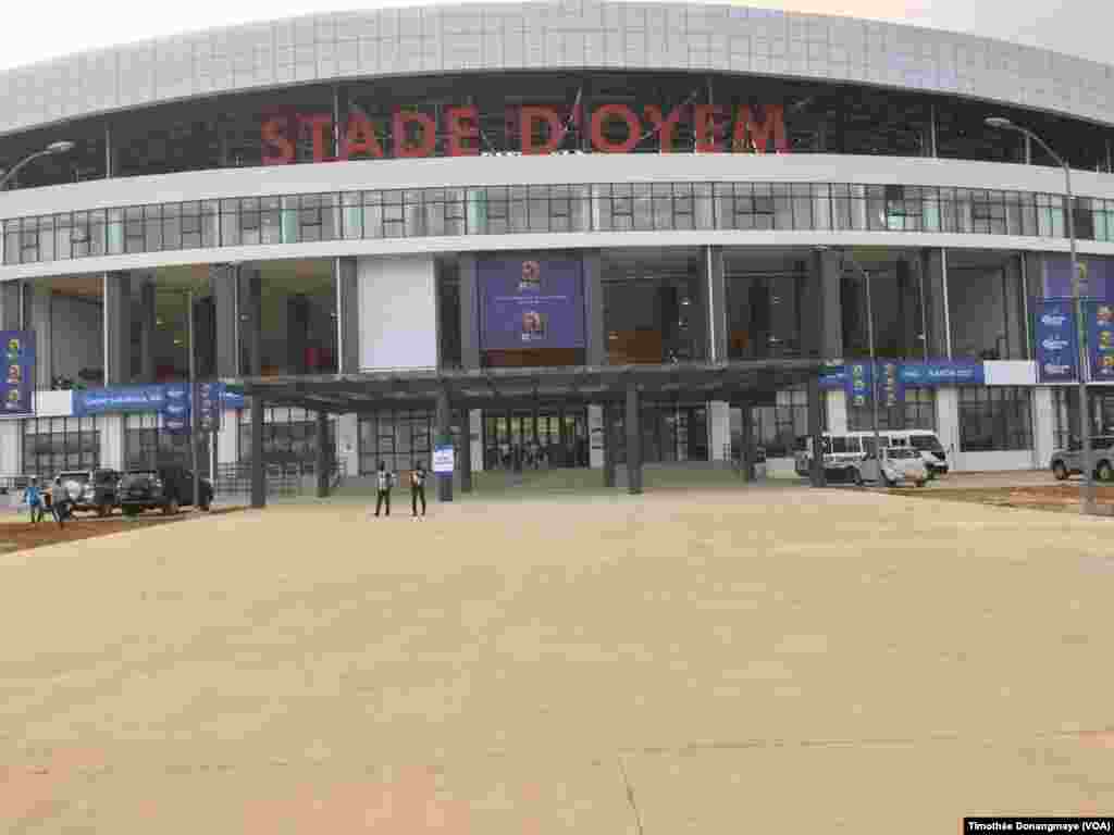 L'entrée principale sur le stade d'Oyem, au Gabon, le 25 janvier 2017. (VOA/Timothée Donangmaye)