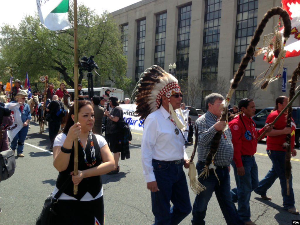 Crystal Lameman of the Beaver Lake Cree First Nation in Alberta leads a rally of Native Americans, farmers, ranchers, and cowboys to protest against the Keystone XL pipeline, Washington D.C., April 22, 2014. (Diaa Bekheet/VOA)