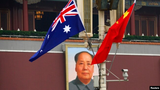 资料照：澳大利亚和中国国旗在天安门前飘扬。