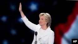 ທ່ານນາງ Hillary Clinton ໂບກມືໃຫ້ຄະນະຜູ້ແທນ ກ່ອນກ່າວຄຳປາໄສ ຮັບເອົາການສະເໜີເປັນຜູ້ສະໝັກ ປະທານາທິບໍດີ ຂອງພັກພັກເດໂມແຄຣັດ ໃນມື້ສຸດທ້າຍ ຂອງກອງປຊຸມໃຫຍ່ຂອງພັກ ທີ່ນະຄອນ Philadelphia. (28 ກໍລະກົດ 2016)