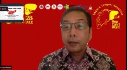 Narasumber dari PPHI, Dr. Irsan Hasan, saat mengisi diskusi Temu Media di Hari Hepatitis Sedunia, Rabu (28/7) secara virtual dalam tangkapan layar. (Foto: VOA/Yudha Satriawan