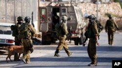 19일 요르단강 서안 도시 헤브론에서 이스라엘 군인들이 실종 소년들의 수색작업을 벌이고 있다.