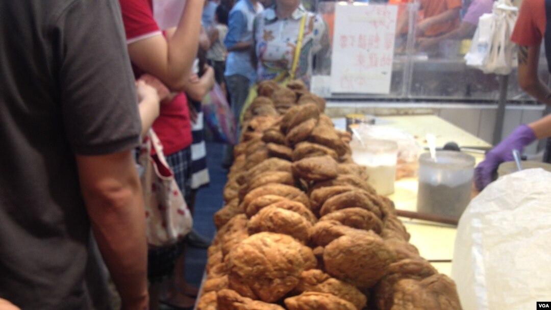 排队买大饼包小饼的食客(美国之音莉雅拍摄)