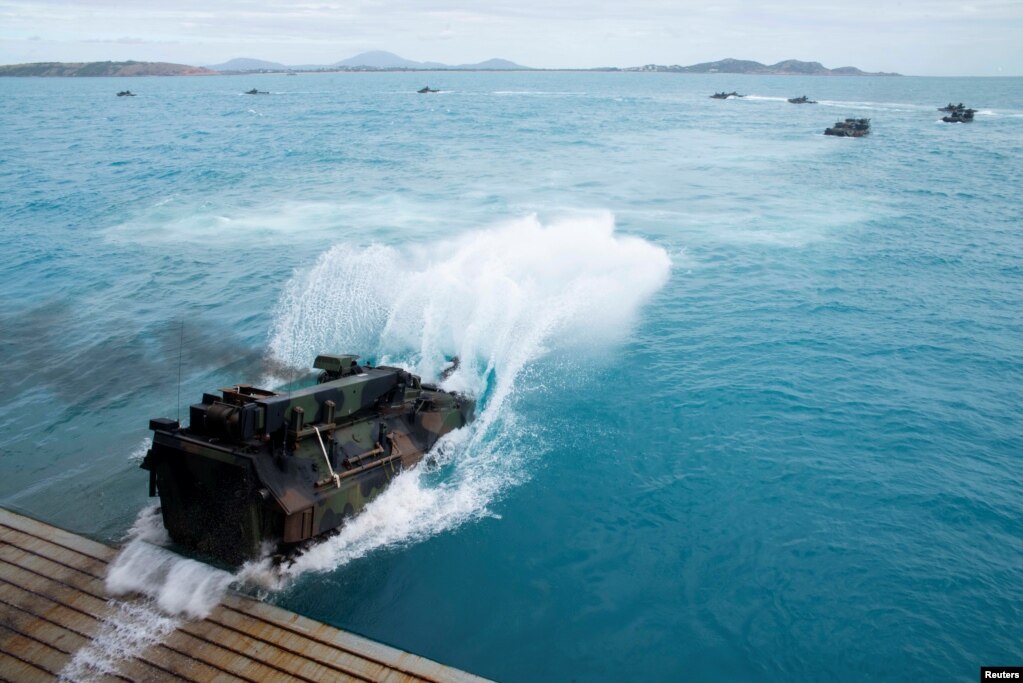 2019年7月22日美国海军两栖船坞运输舰“绿湾”号在澳大利亚北部海港城市鲍恩参加美澳军事训练。(photo:VOA)