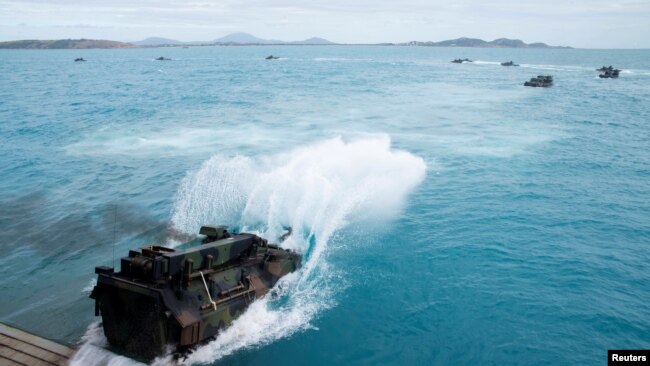 2019年7月22日美国海军两栖船坞运输舰“绿湾”号在澳大利亚北部海港城市鲍恩参加美澳军事训练。