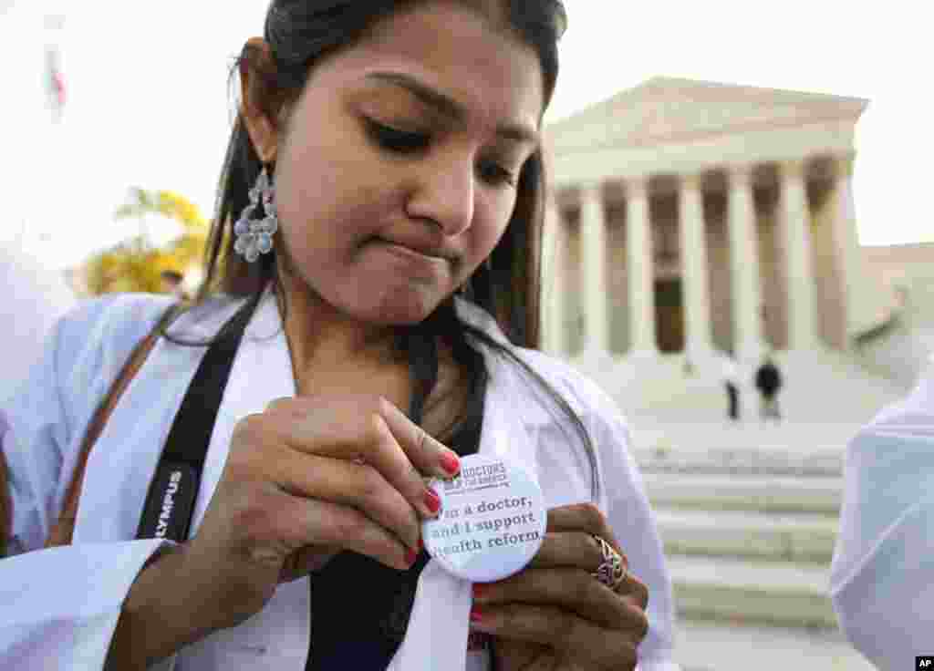 Dr. Sonia Nagda puts a pin supporting the health care reform law. (AP)