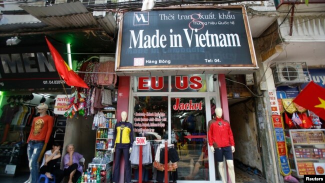 河内一家服装店标明商品是越南制造。（2014年10月3日）