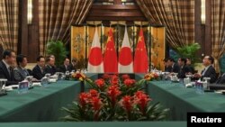 아베 신조 일본 총리와 리커창 중국 총리가 25일 중국 쓰촨성 청두에서 양자회담을 열었다. 