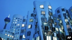 Düsseldorf limanında Amerikalı mimar Frank Gehry'nin Sanat ve Medya merkezi binası