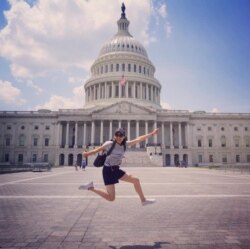 ວຽງສະຫວັນ ຖ່າຍຮູບໂດດຢູ່ຕໍ່ໜ້າຕຶກຫໍລັດຖະສະພາ ສະຫະລັດ.