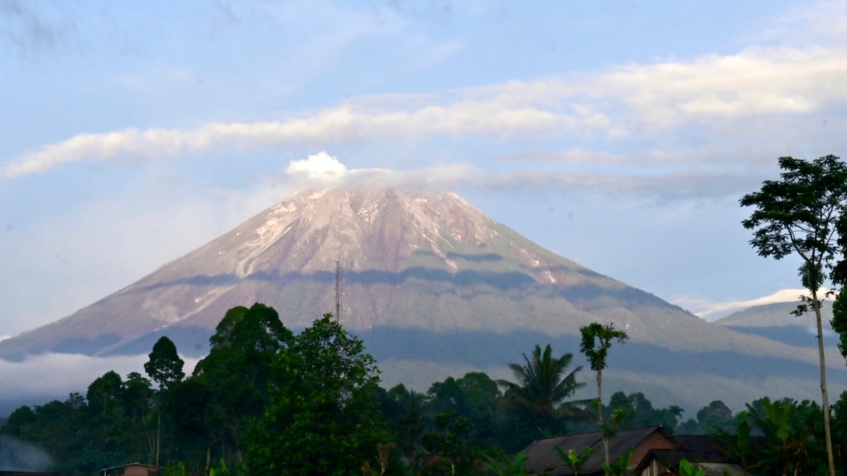 Indonesia meningkatkan kewaspadaan gunung berapi Chemro karena takut akan erupsi baru