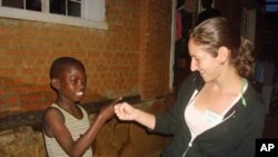 Tehnologija pomaže volonterki Korpusa mira Soniji Morhange u Ruandi da održava redoviti kontakt sa svojom obitelji i prijateljima u Sjedinjenim Državama