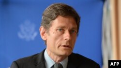 U.S. Assistant Secretary of State for Democracy, Human Rights and Labor Tom Malinowski speaks during press conference, Bujumbura, April 30, 2015.