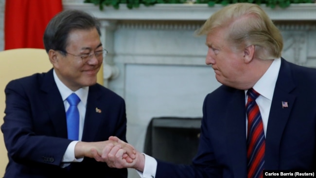 美国总统特朗普和韩国总统文在寅在白宫椭圆形办公室握手。(2019年4月11日)