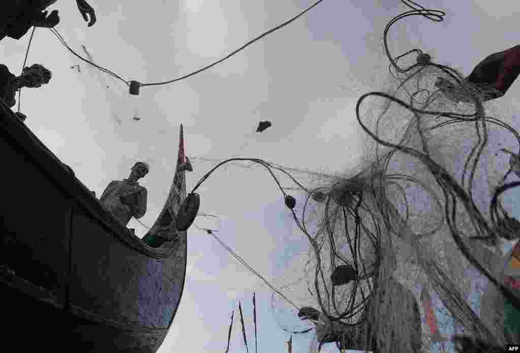 Fishermen prepare their nets after fishing in the sea in Shamlapur, some 50 km from Cox&#39;s Bazar, Bangladesh.