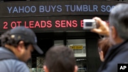  A news headline about the Tumblr sale to Yahoo scrolls on a building in New York's Times Square, May 20, 2013.