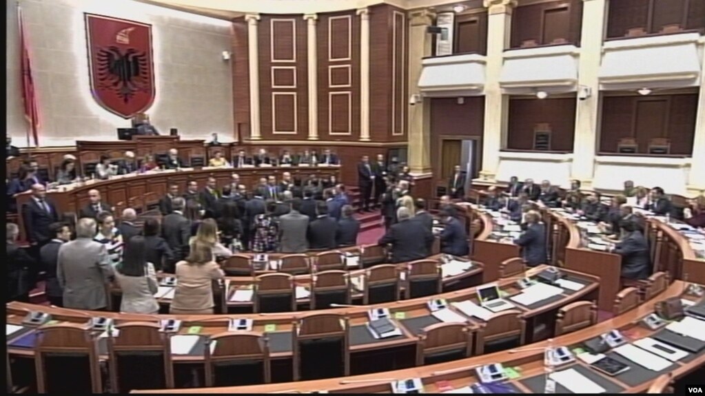 Tensione në parlament, përjashtohet Basha