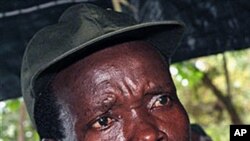 The leader of the Lord's Resistance Army, Joseph Kony, answers journalists' questions following a meeting with UN officials in southern Sudan, Nov 2006 (file photo)
