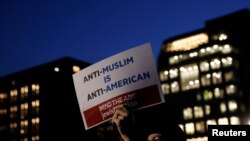 Unjuk rasa warga AS, sebagai aksi protes atas kebijakan imigrasi Presiden Donald Trump di di Washington Square Park, New York, 25 Januari 2017.