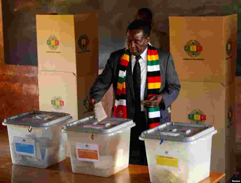 Zimbabwe&#39;s President Emmerson Mnangagwa casts his ballot in the general election at Sherwood Park Primary School in Kwekwe, July 30, 2018.