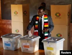 Zimbabwe's President Emmerson Mnangagwa casts his ballot as he votes in the general election at Sherwood Park Primary School in Kwekwe, Zimbabwe, July 30, 2018.