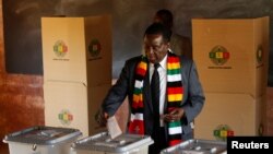 Shugaban kasar Zimbabwe Emmerson Mnangagwa Yana Kada Kuri'ar Sa