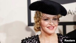 Madonna tiba di acara Grammy Awards ke-57 di Los Angeles, California (8/2). (Reuters/Mario Anzuoni)