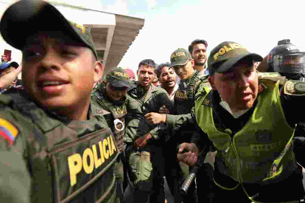 پلیس کلمبیا در حال اسکورت یک سرباز پناهنده ونزوئلایی در مرز دو کشور