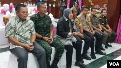 Walikota Surabaya Tri Rismaharini (tengah) bersama Forum Pimpinan Daerah Surabaya memberikan keterangan pers terkait kesiapan pelaksanaan Pemilu 2019 (foto VOA/Petrus Riski).