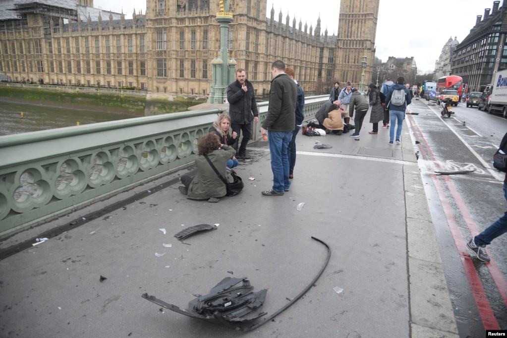 Injured people are assisted after an incident on Westminster Bridge in London, March 22, 2017. 