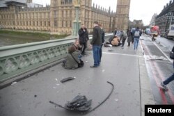 Heridos del ataque en el puente Westminster en Londres reciben asistencia. Marzo 22, 2017.